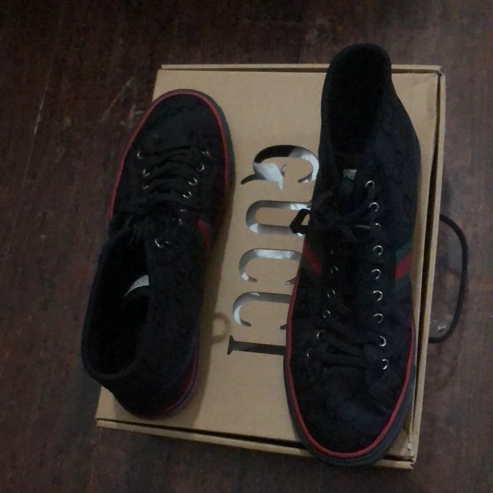 Gucci Black and Red Sneakers Classic Low-Top Design